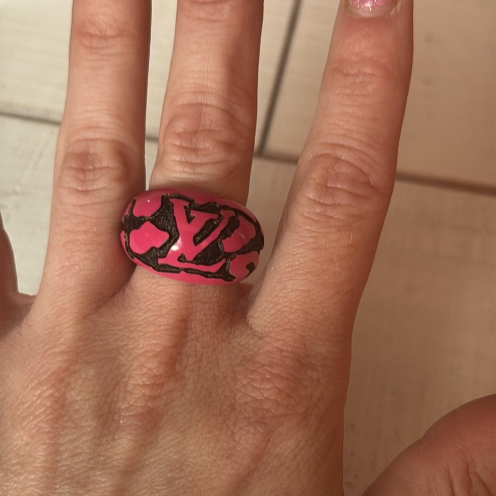 Pink LOUIS VUITTON Wood Berg Leo Monogram Ring - Picture 9 of 10